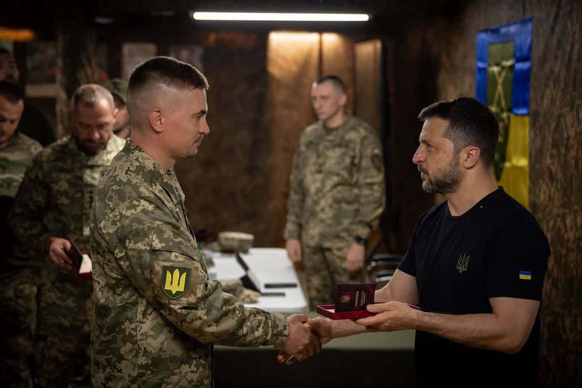 Zelensky presents the awards
