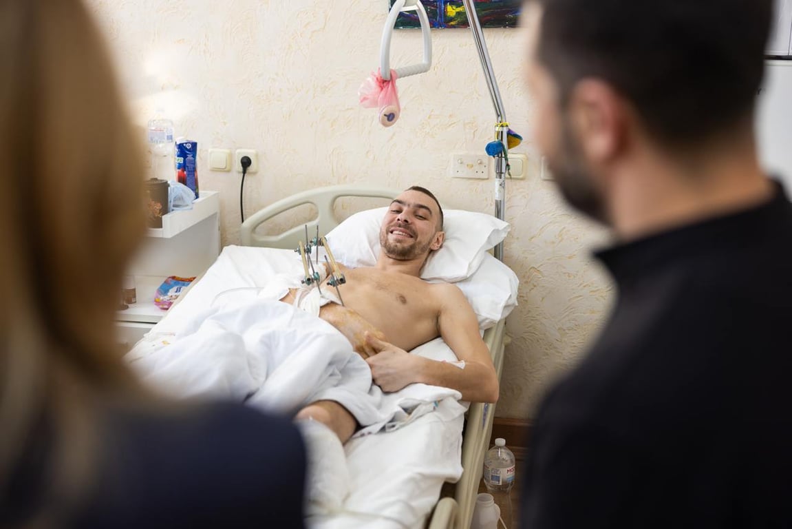 Президент і перша леді України подякували пораненим воїнам під час візиту до них в лікарню