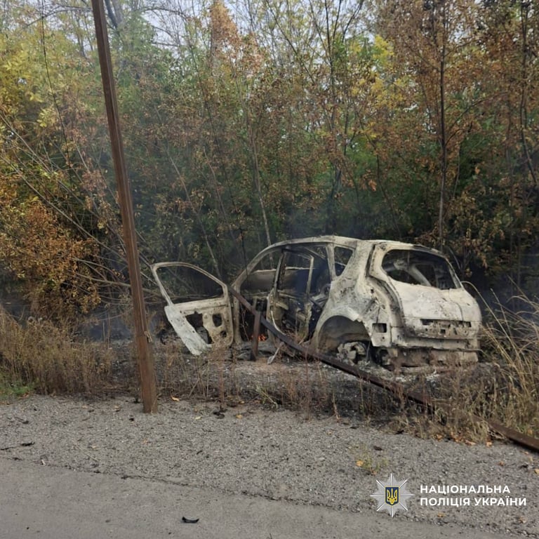 Згорілий автомобіль після російської атаки на Харківщині