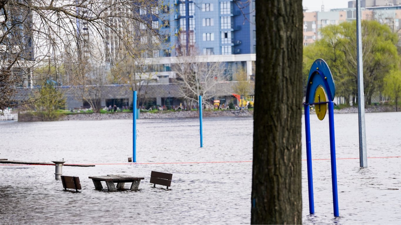 В Киеве уровень воды в Днепре поднялся на 9 см: есть ли опасность для столицы