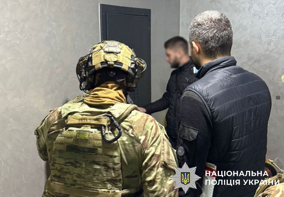 Нацполіція викрила групу шахраїв, що обкрадали інтернет-магазин - фото 3