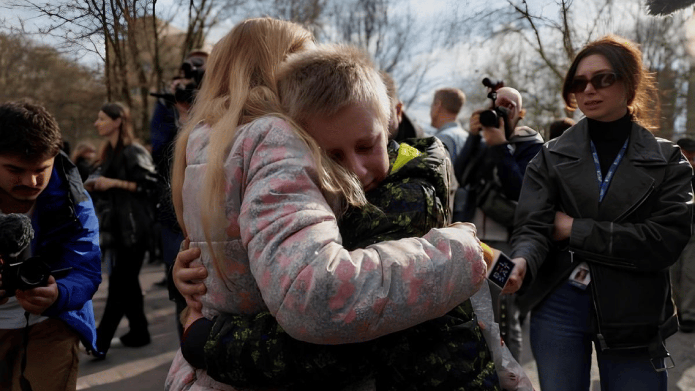 Викрадених окупантами дітей з Херсонщини повернули в Україну