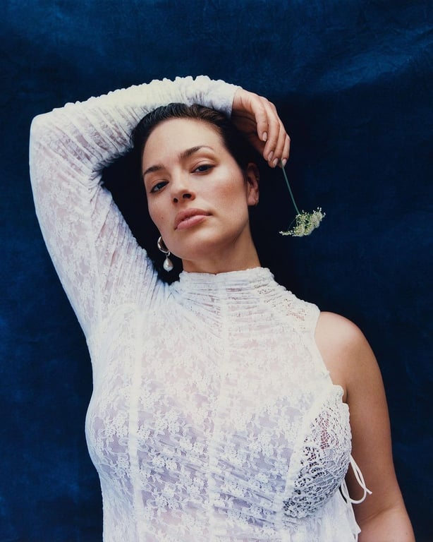 Ешлі Грем засвітила пишні форми під водоспадом для фотосесії Vogue - фото 2