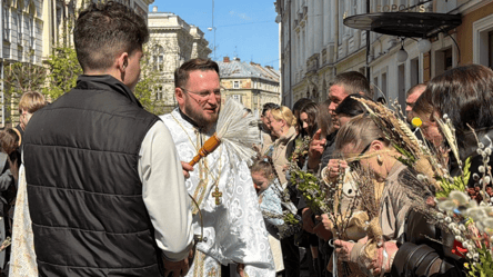 Во Львове состоялось освящение вербы: фоторепортаж - 290x166