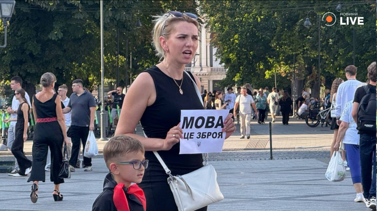 Це зброя — львів'яни вийшли на акцію підтримки української мови - фото 3