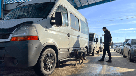 Черги на кордоні сьогодні — які КПП перевантажені автівками - 290x166