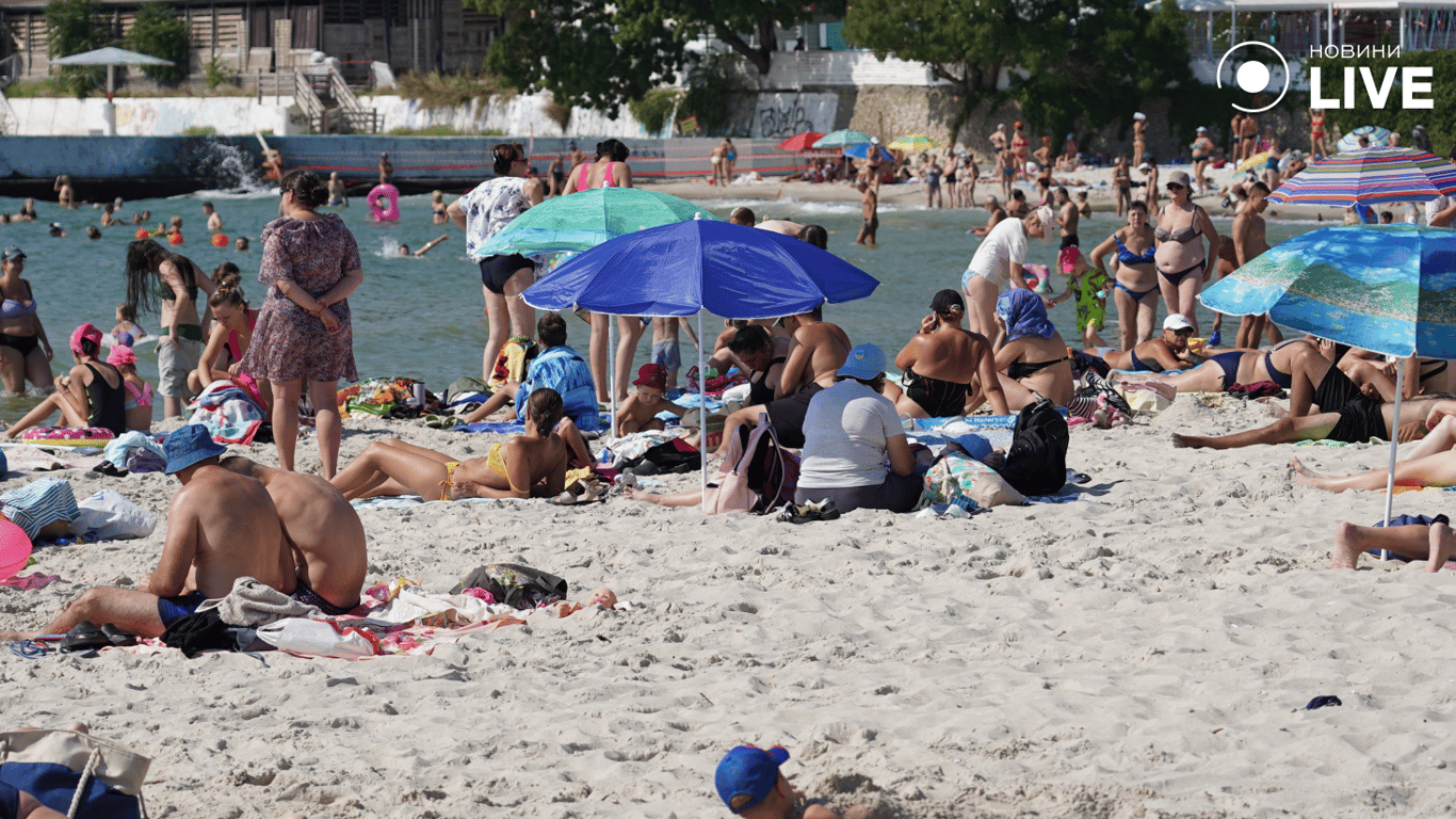 Люди на пляжі 