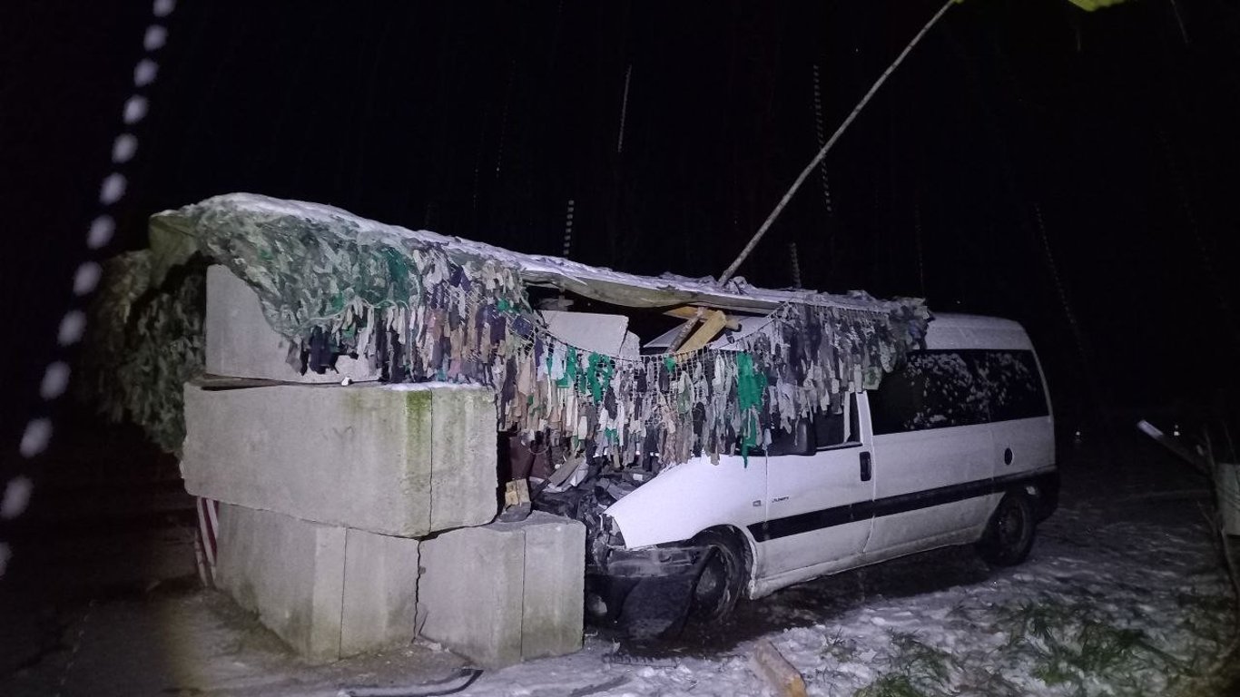 Автомобіль врізався у блокпост на Рівненщині
