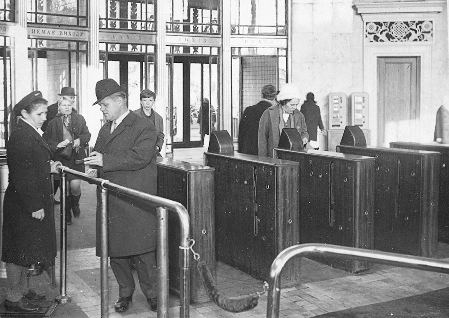 Ще до жетонів — як та скільки раніше сплачували за проїзд у метро Києва - фото 1