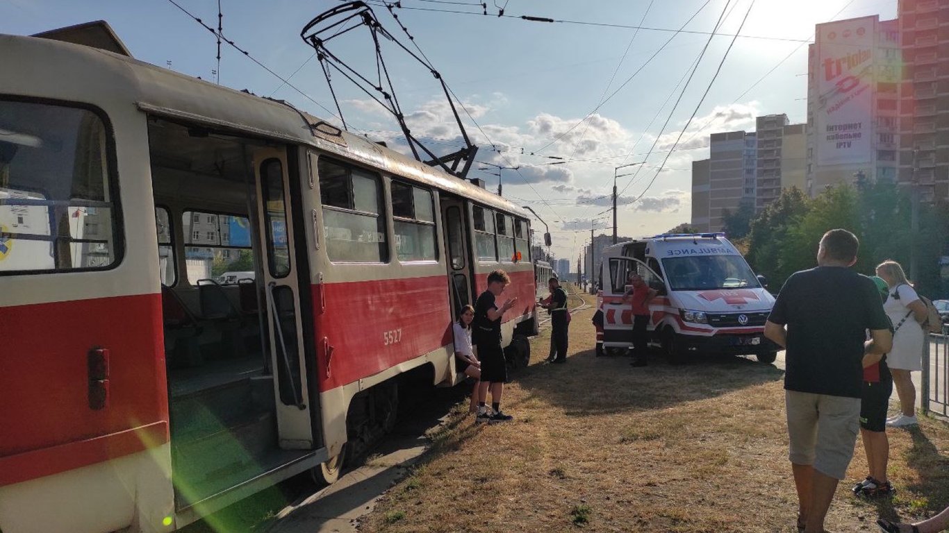 У Києві з рейок зійшов вагон трамваю: є постраждалі