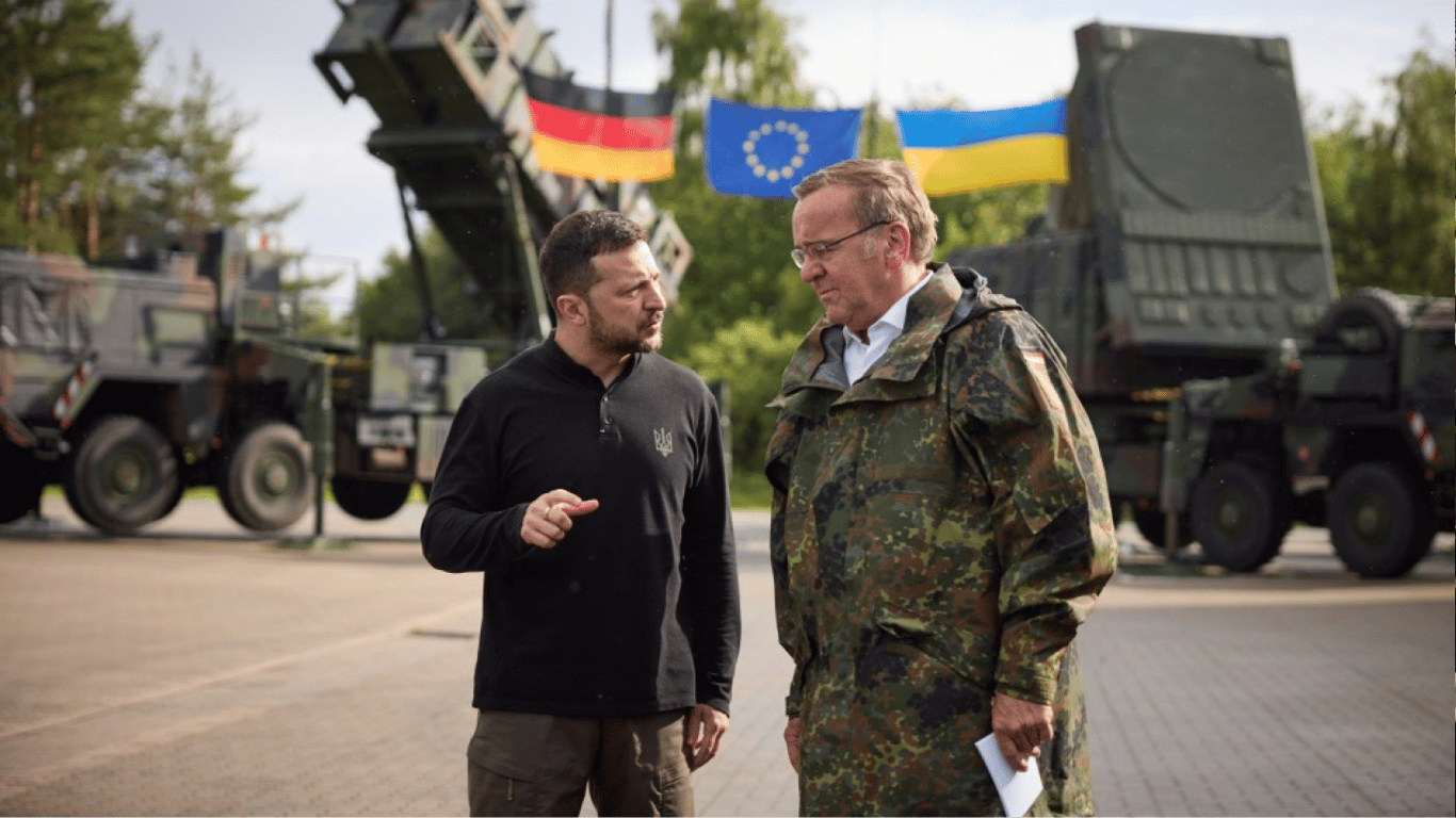 Зеленский посетил украинских военных в Германии