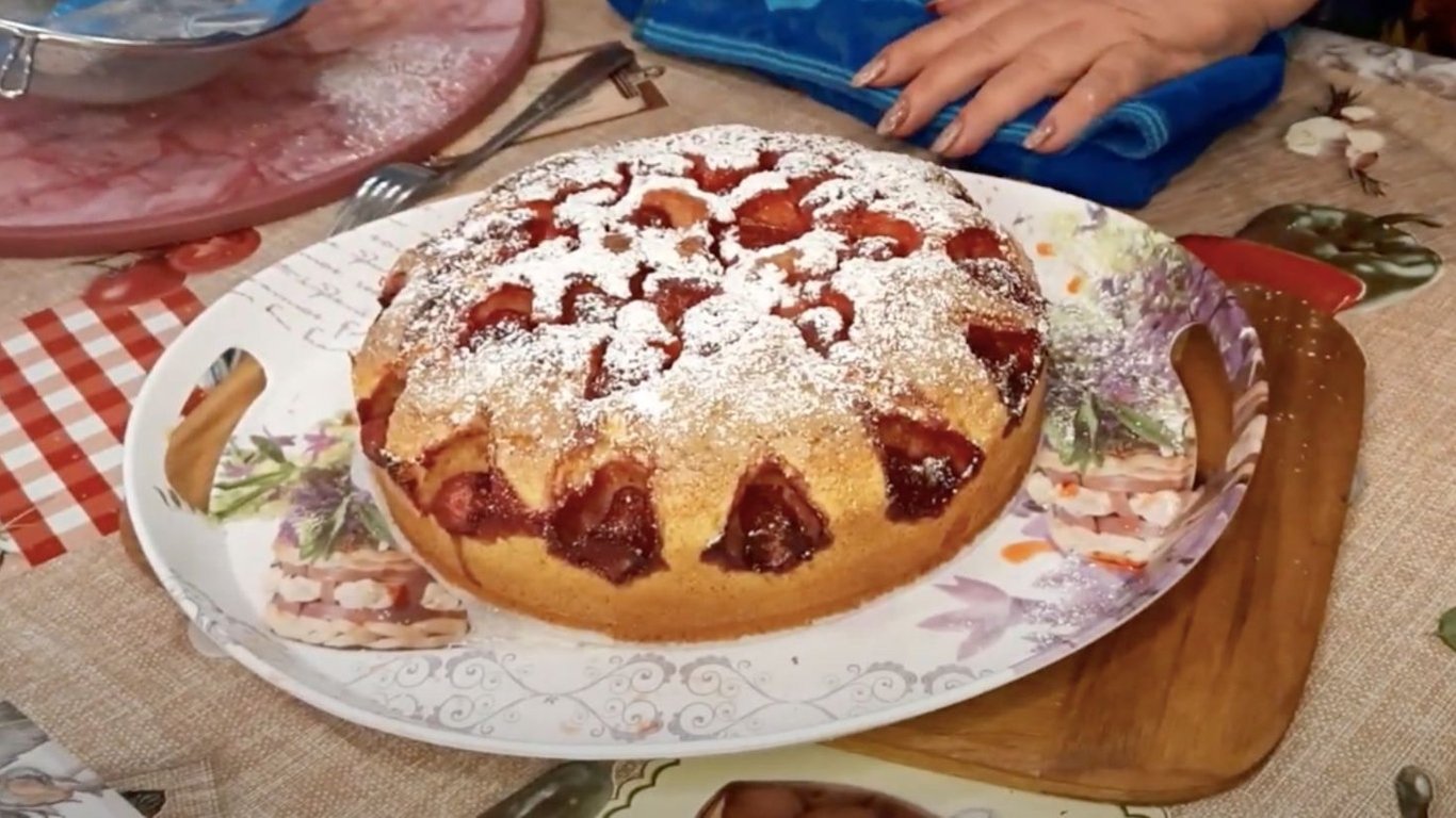 Дуже смачний пиріг із полуницею за 5 хвилин — рецепт YouTube блогера На кухні у Любані