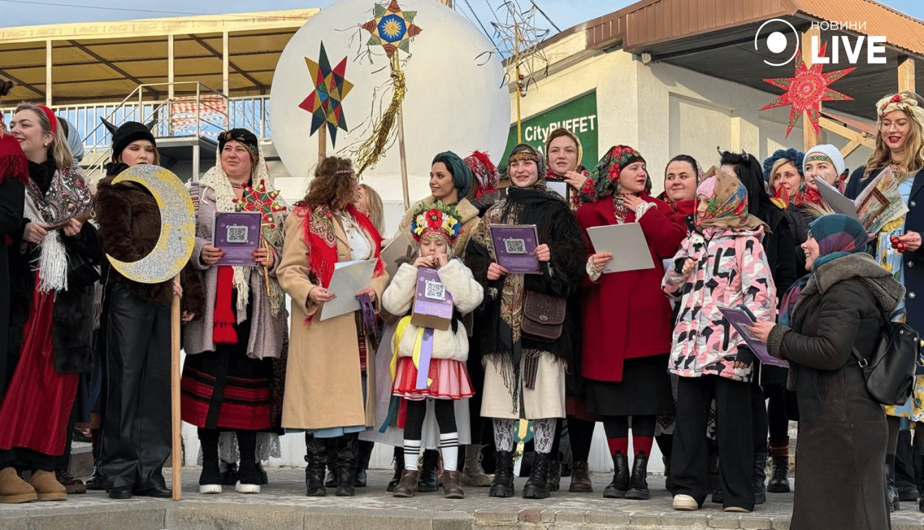 Розколяда на пляжі — в Одесі відзначили Водохреща в етно-стилі - фото 1