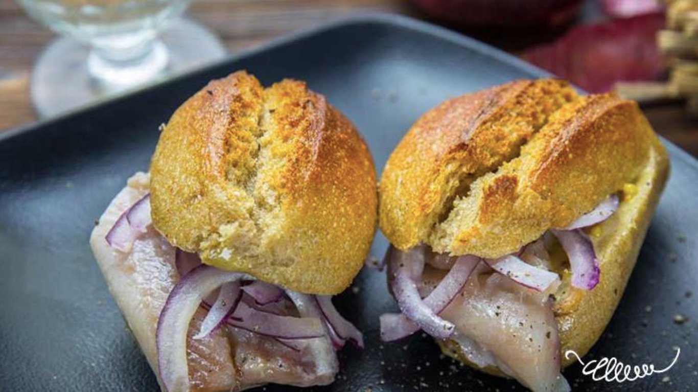 бутерброди з маринованим оселедцем та цибулею