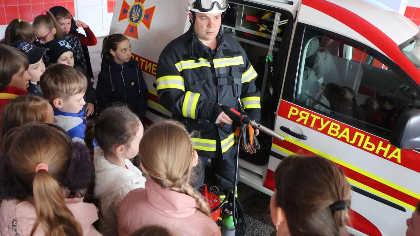 Под Одессой спасатели сняли ребенка с кондиционера