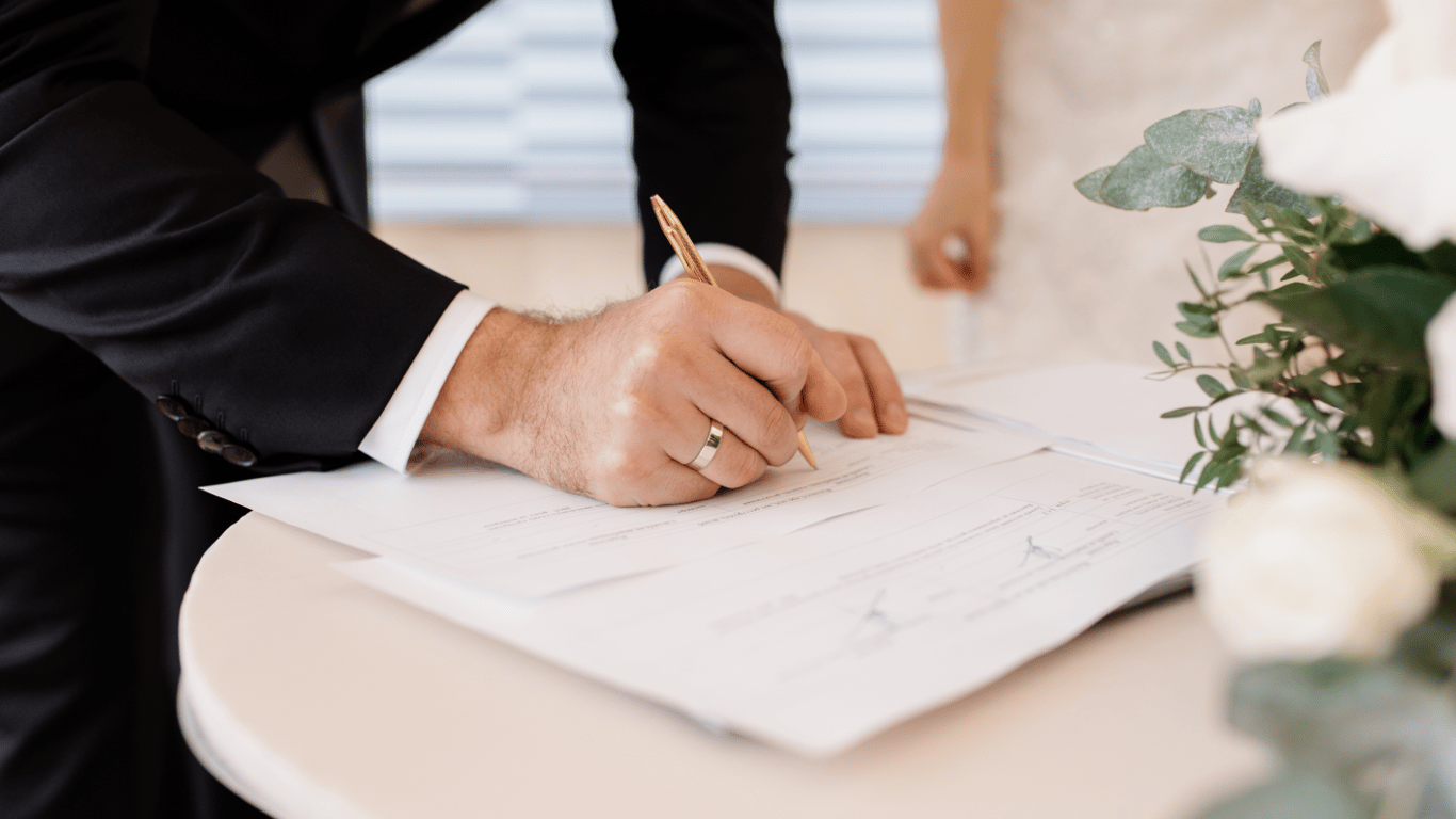Некоторым украинцам запрещено жениться: кого касаються правила
