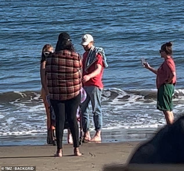 "Кена" Райана Ґослінга підловили з дружиною на пляжі - фото 2