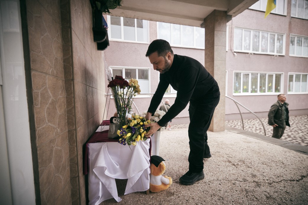 Зеленський поклав квіти на місці загибелі 9 дітей у Кривому Розі