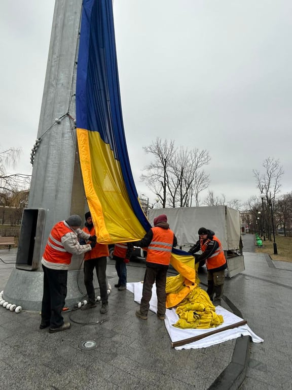 В Харькове приспустили государственный флаг — что произошло - фото 3