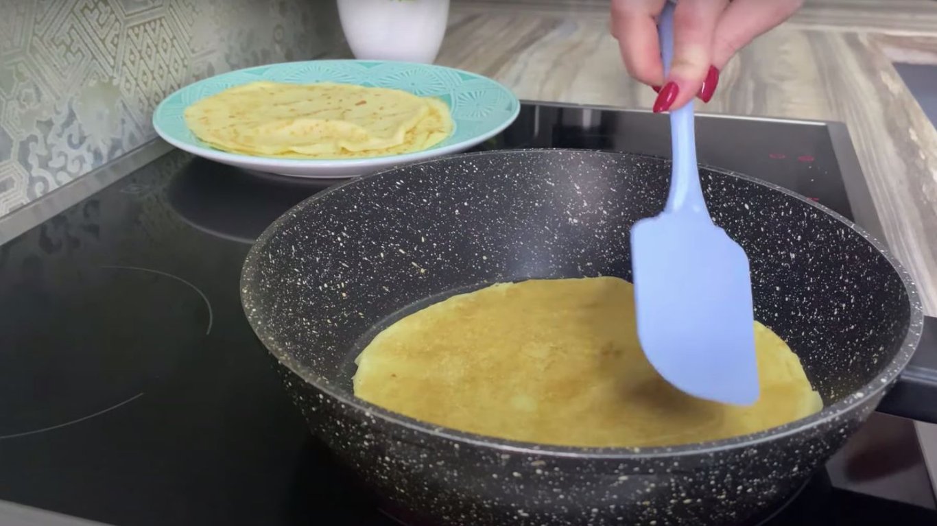 млинці на сніданок з ковбасою та овочами за 15 хвилин