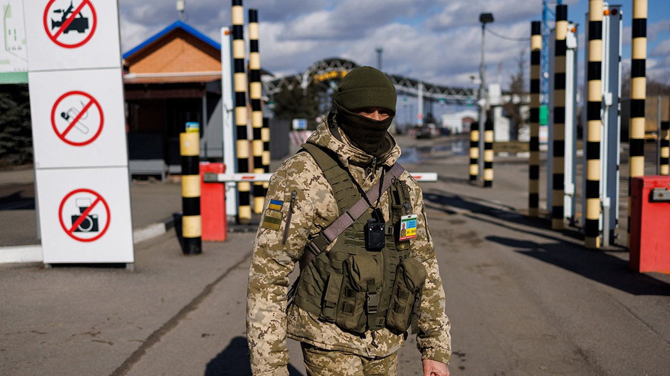 Пытался вывезти патроны, ножи и редкие монеты: одесские таможенники задержали иностранца