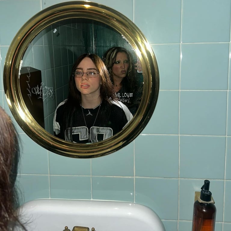 Билли Айлиш веселится