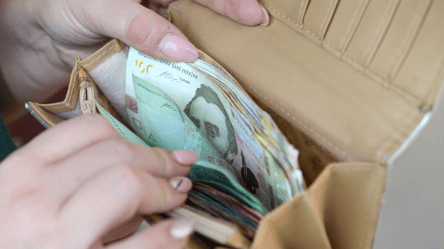 Украинцы в трех городах могут получить денежную помощь: как зарегистрироваться - 285x160