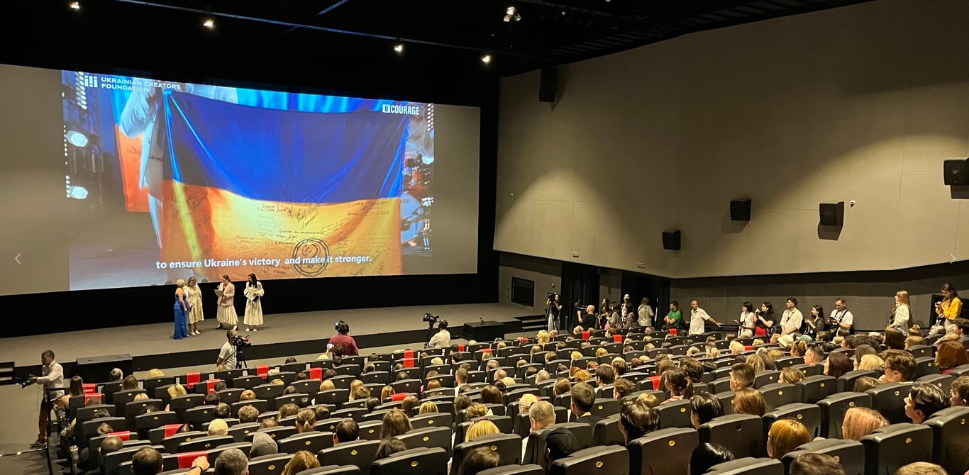 В футболке с трезубцем — звезда Властелина Колец посетил Черновцы - фото 4