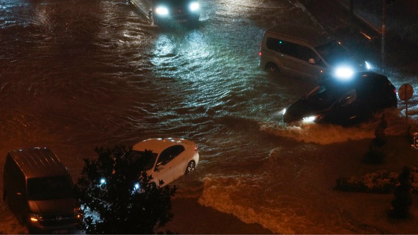 Наводнение в Турции: в результате непогоды погибли два человека