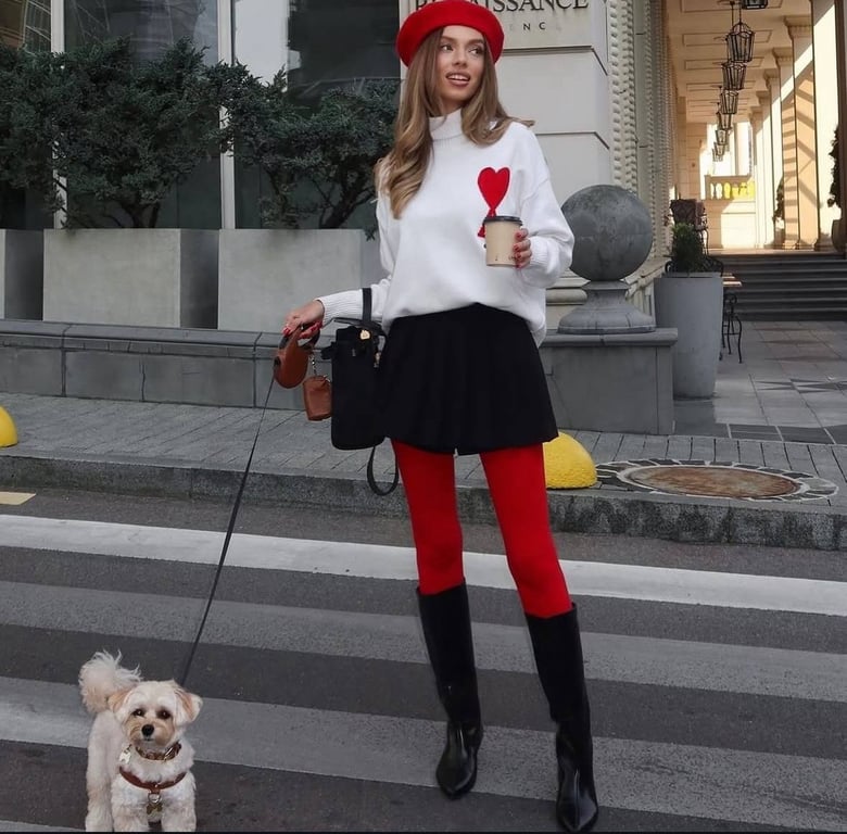 Червоні колготи можуть стати акцентом різних образів