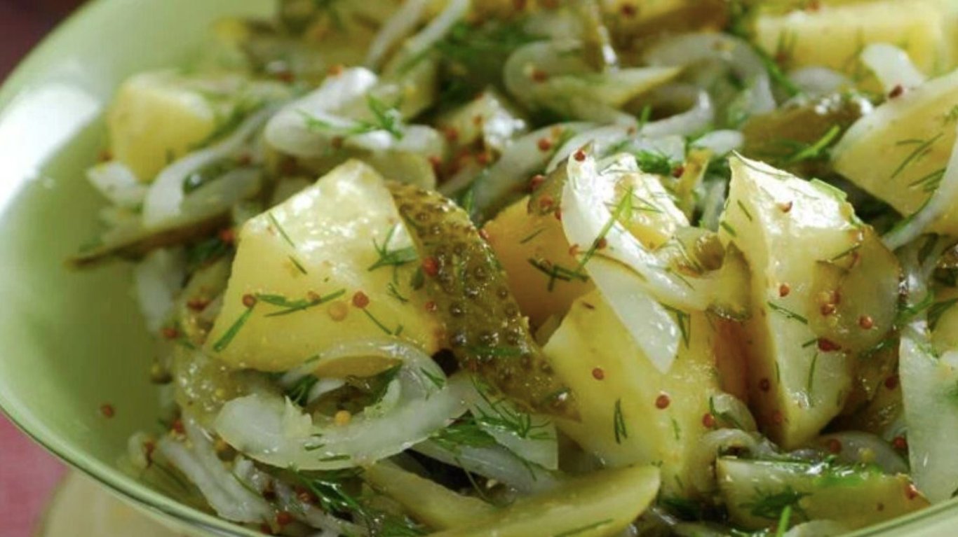 Польський салат з яблуками та огірками