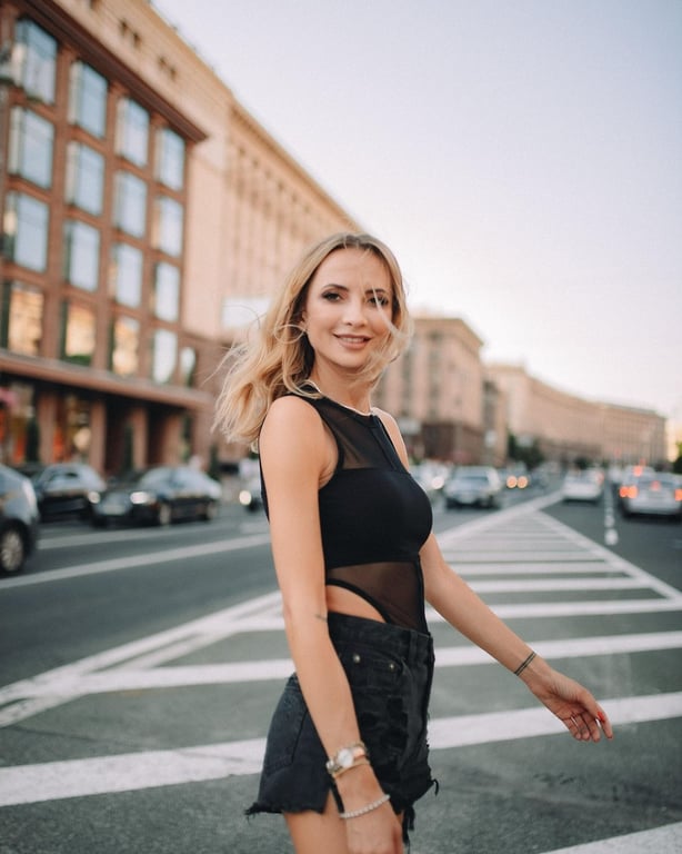 Зірка "Жіночого кварталу" в ультракоротких шортах прогулялася центром Києва - фото 3