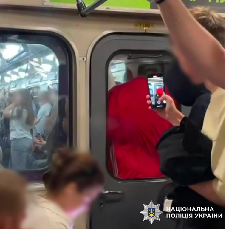 чоловік між вагонами метро у києві