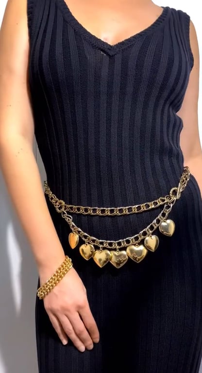 Металевий ланцюг додасть образу легкого бунтарства