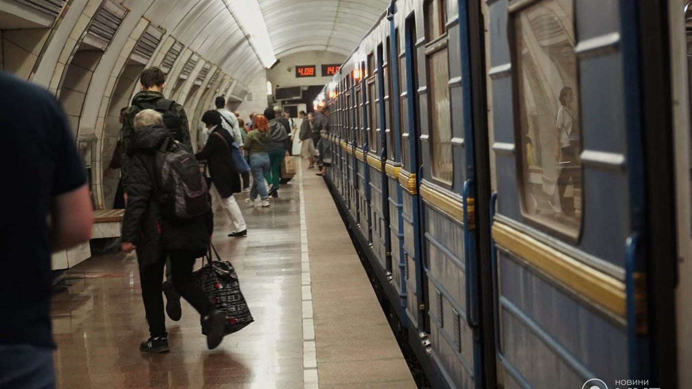 Зі стін тече вода — у Києві підтопило ще одну станцію метро