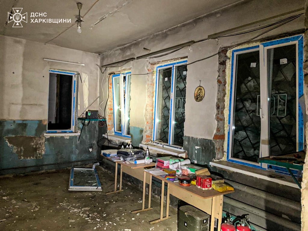 Пошкоджена будівля внаслідок атаки РФ на Харківську область