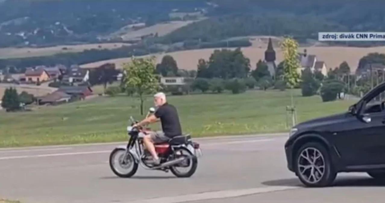 Петр Павел їде на мотоциклі без шолома. Фото: кадр із відео