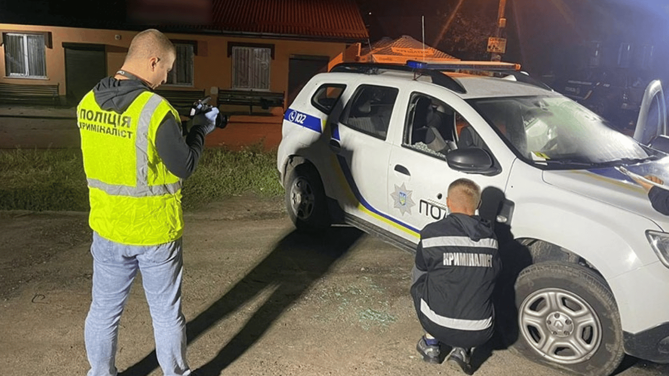 Чоловік розстріляв два автомобіля поліцейських на Хмельниччині — є поранені