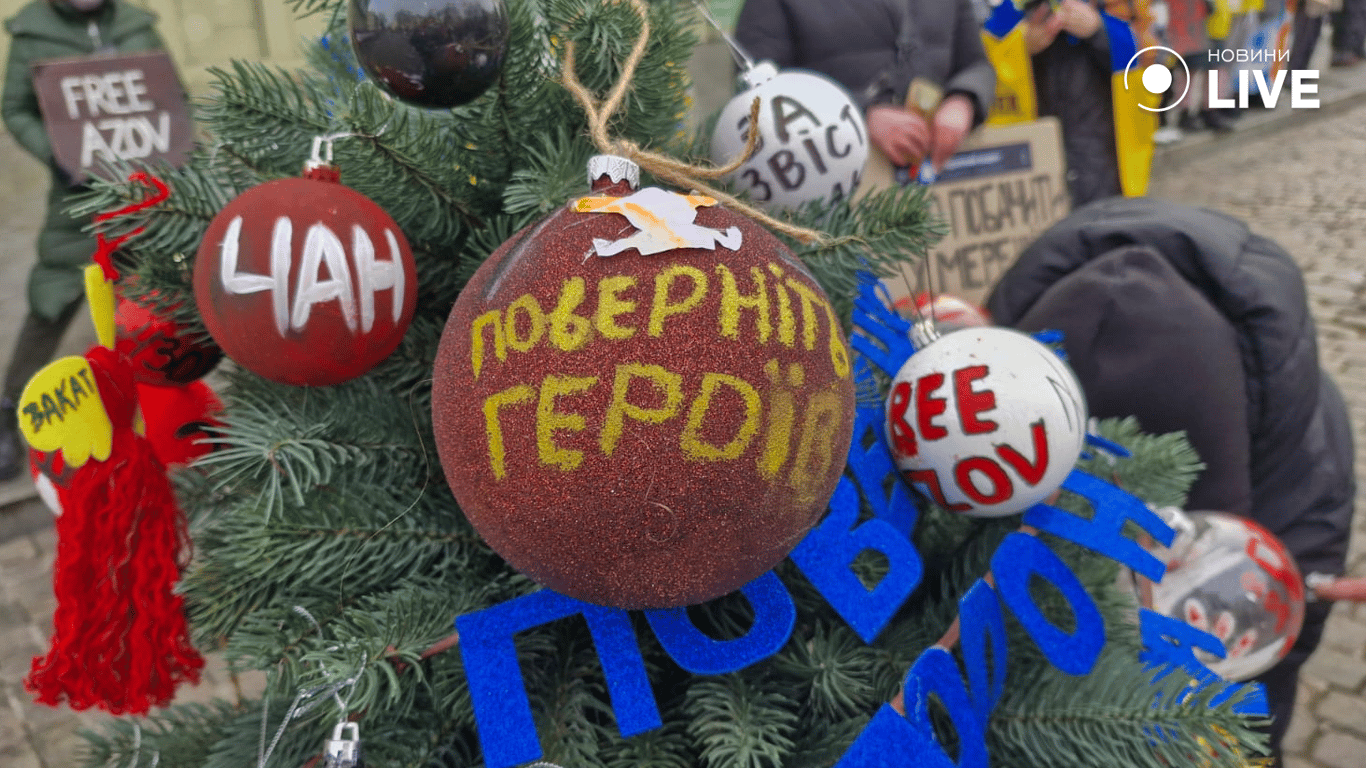 В центрі Одеси встановили незвичайну ялинку — фоторепортаж - фото 8
