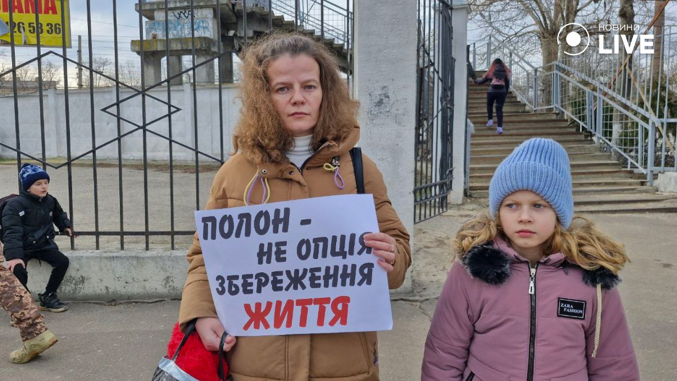 Ти вільний, а вони — ні — в Одесі відбулась акція Free Azov - фото 5