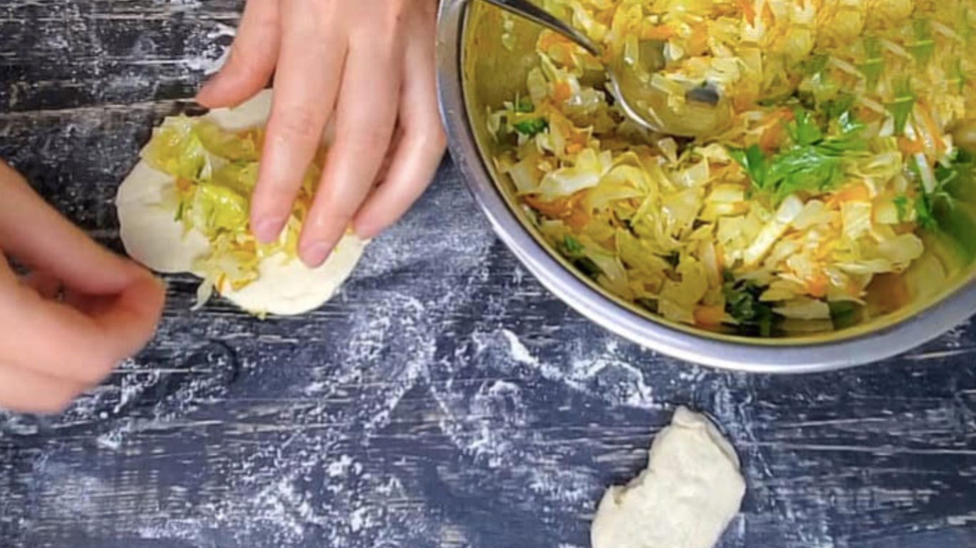 простий рецепт смачних домашніх пиріжків на заварному дріжджовому тісті