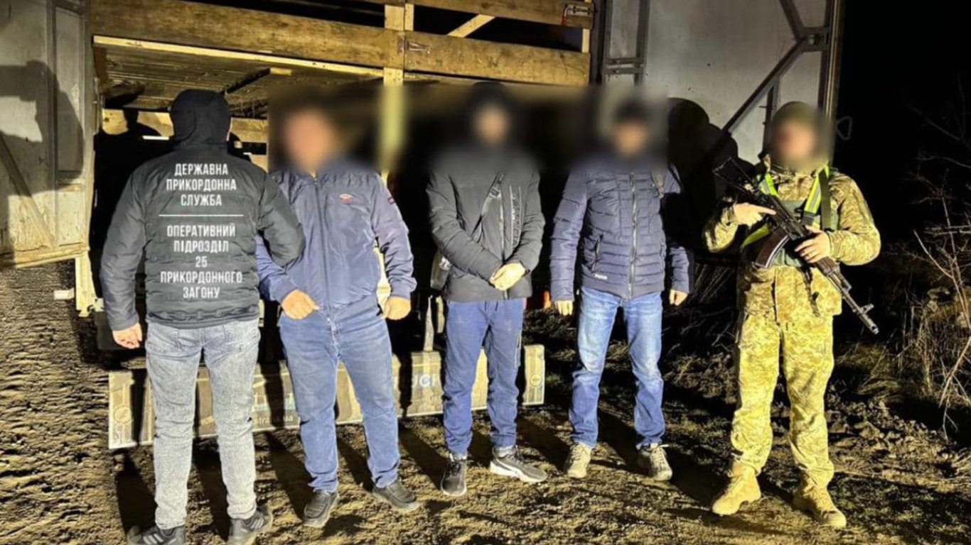 Військовозобов'язані у вантажівці для тварин — на Одещині викрили схему вивозу ухилянтів