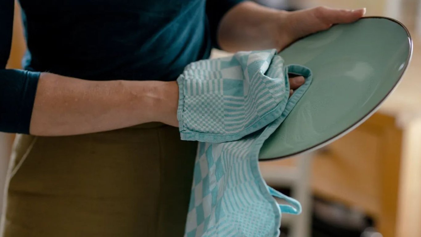 Як начисто випрати сильно забруднені кухонні рушники — п'ять перевірених способів
