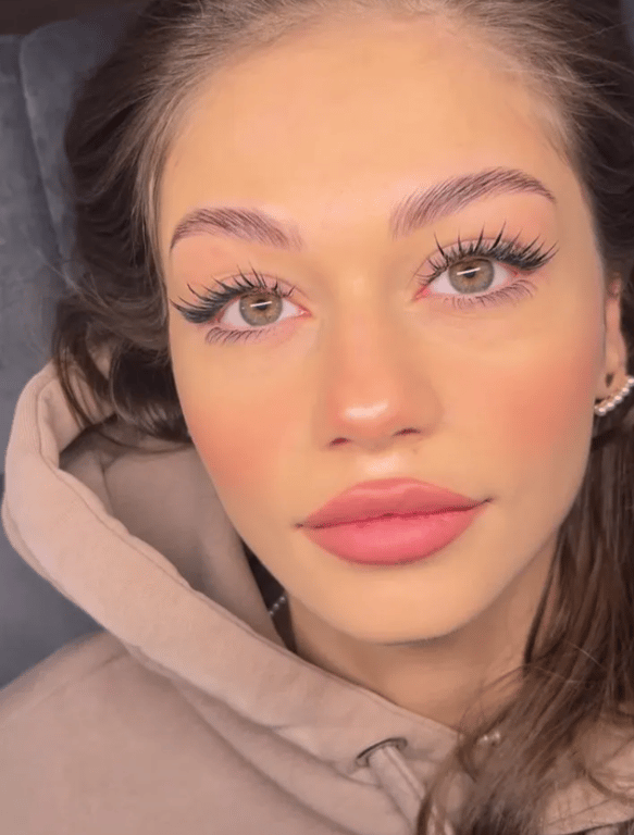 Молодая девушка с трендом "манга-ресницы"