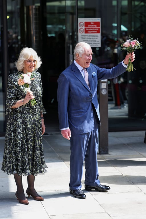 Король Чарльз із дружиною королевою-консорт Каміллою вийшов до підданих
