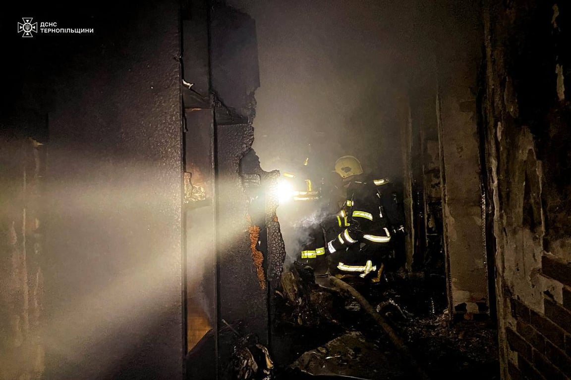 Наслідки влучання БПЛА в житловий будинок у Тернополі: фото з місця події