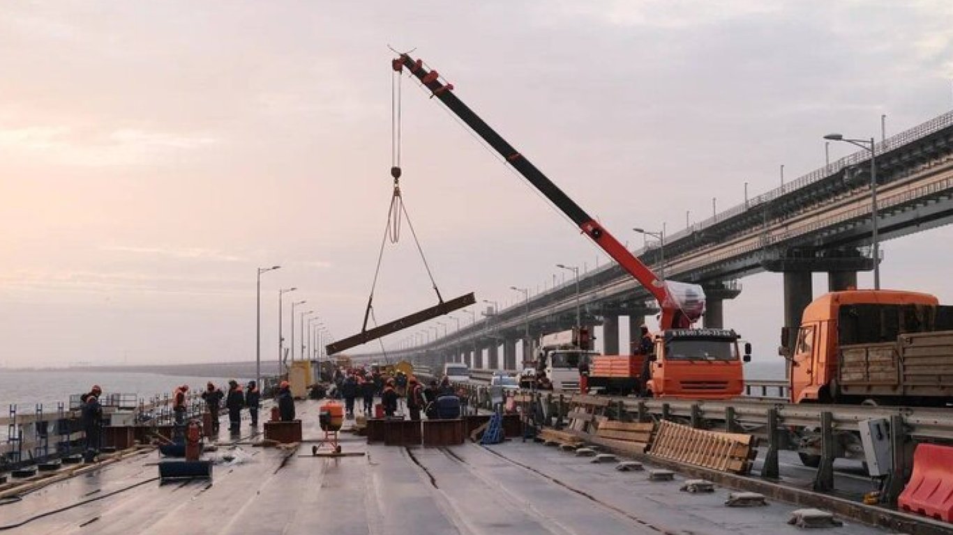 Оккупанты боятся новой атаки Крымского моста: как укрепляют сооружение