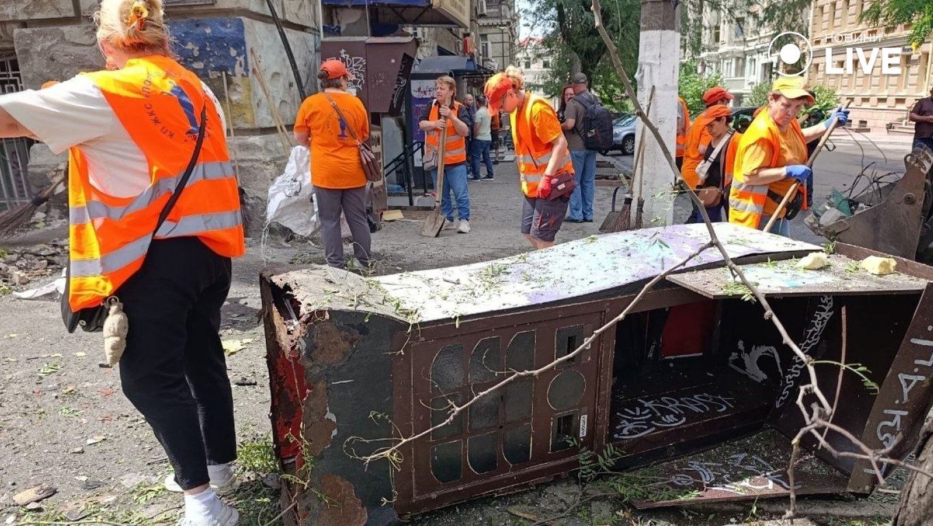 Фото наслідків атаки на центр Одеси