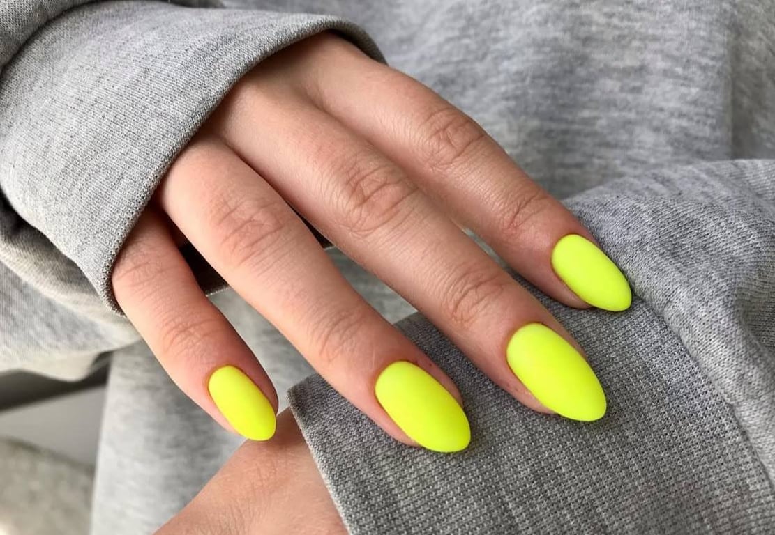 Неоновий колір нігтів не варто обходити стороною