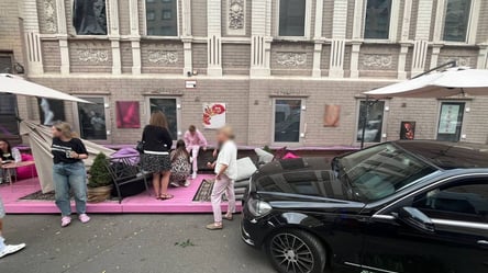 ДТП у Києві — Mercedes вилетів на терасу кафе, є постраждала - 285x160